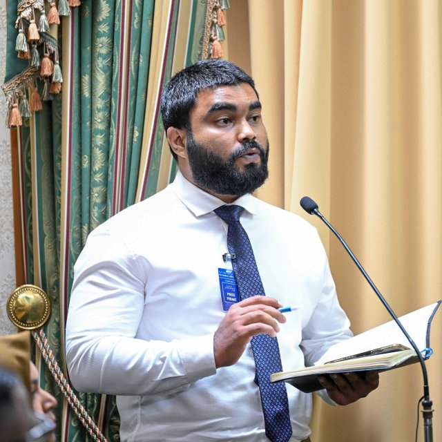 Raees Muizzu aa suvaalu koffaivaathee Shahuzan court ah haaziru vaan anagaifi