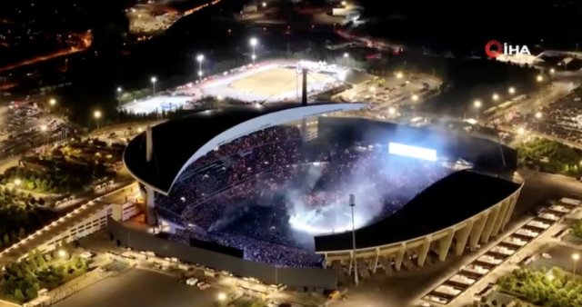 Boycott kuran govi govun thakaa eku ves Kanye ge kaamiyaabu concert eh!