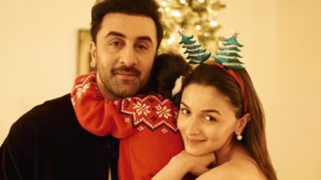 Ranbir aai Alia ge dharifulhu Raha camera kurimathin fenidhaane kamuge ishaaraatheh!