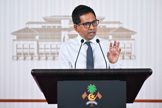 Dollar ge agu dhah nuvanee keevve tho ehumun Saeed: Solih aai Nasheed aa suvaalukuran feney