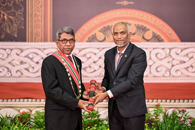 Dhaulathuge emme mathee sharafu, nishaan izzudheenge izzaiy hatharu beyfulhakah