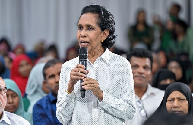 Minivan dhuvahu ge thagureer aa medhu hithaama kuran jehey, heevee siyaasee podium eh hen: Raashidha