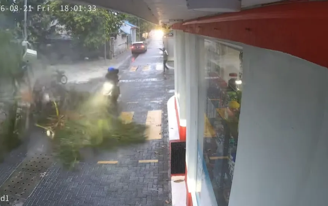Vai gadhave hithadhoo gai rukeh vettijje, cycle eh gai thibi 2 meehun salaamaiy vee kiriyaa