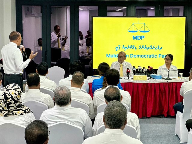Raees Muizzu isthiufaa dhen dhen silsilaa muzaaharaa thakeh kuran MDP in faas koffi
