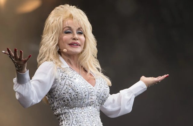Country Music ge thari Dolly Parton ah haassa dhuvaheh America gai faahaga kuranee!