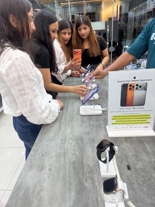 Techmo Mobile in emme fahuge Iphone ge pre booking ah hulhuvaalaifi