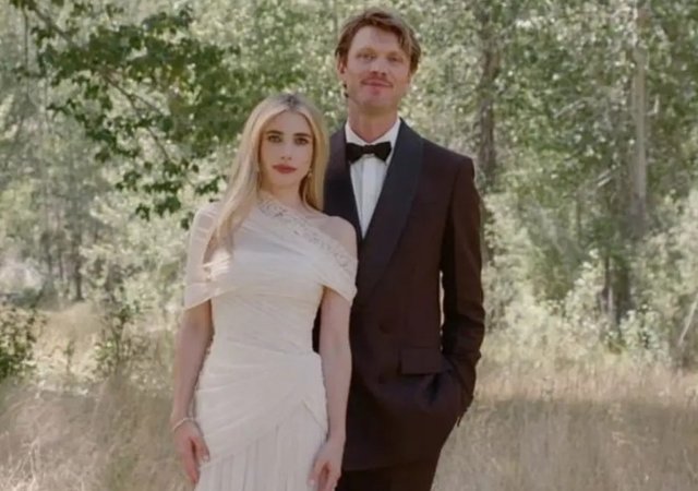 Emma Roberts aai Cody John ge kaiveneege enme furathama photo thah aanmu kohfi
