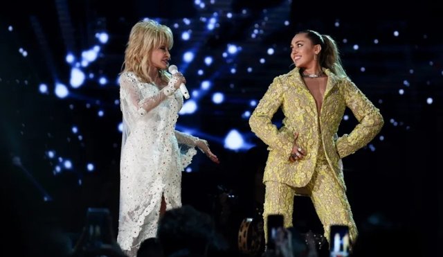 "Hollywood Bowl" gai Dolly Parton ah Miley ge haassa tribute eh!