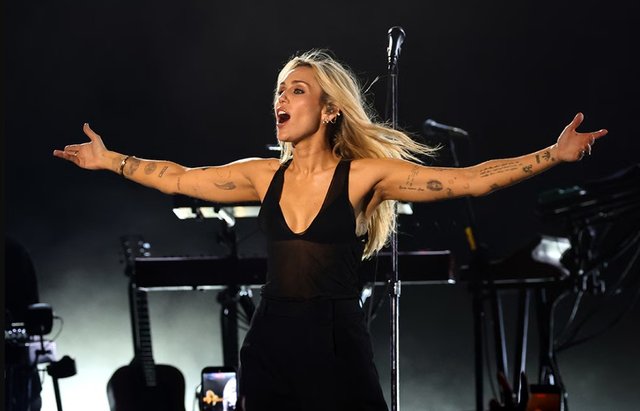Hollywood Bowl concert aa eku amaazuvi faadukiyun thakah Miley ge hoonu rahdheh! 