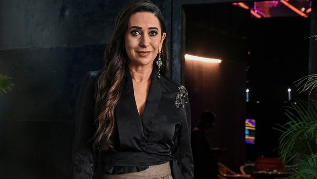 Umurun 52 aharu gai Karisma ge dhegotheh nuvaa zuvaan kamuge sirrakee kobaa?