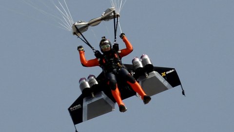 Dubai jetman ge maarakee parachute dhoo nukurevumuge natheega - report