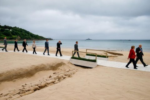 G7 leaderunge beach barbaque hoonuve, UK in ekan dhifaau koffi