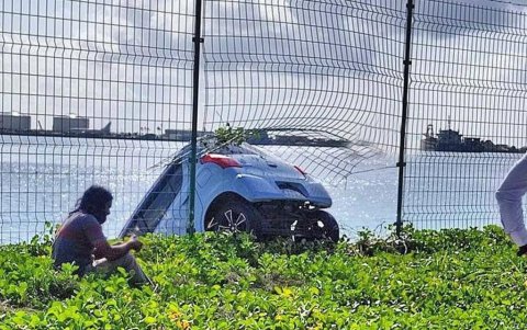 Hulhumale ge highway ge fence falhaalai car eh moodhah vettijje 