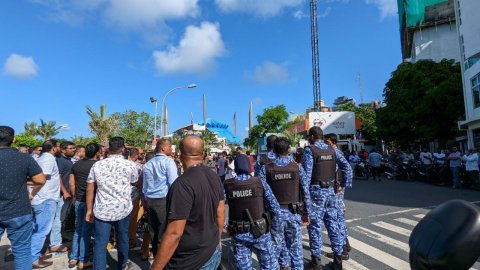 Muzaaharaa huttuvai, lanka meehaku hayyaru koffi