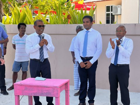 Thaaeedhu hoahdhevumah raees gulhuhvan masahkai kurahvaa, dhevana burehgai ves naaraanan: Nasheed