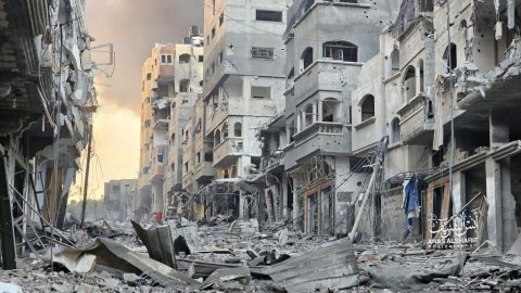 Gaza fund ah dhiraagun 100,000 rufiya hadhiya koffi