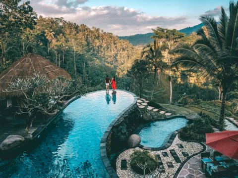 Indonesia ge Bali ah touristunnah dhen ethereveveynee 10 dollar dhakkaafai