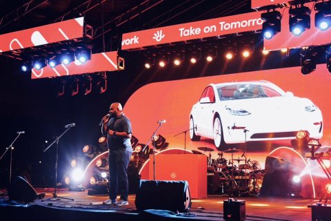 Dhiraagu Tesla car libunee Musthafa Mohamed ah