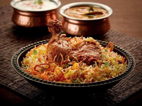 Mashhooru restaurant kun genai biryani in fenunee plastic