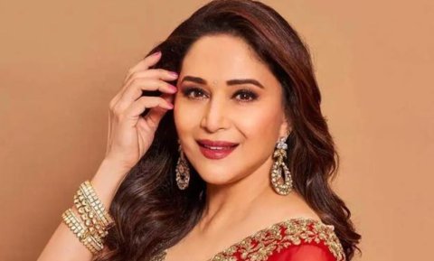 Bollywood dhookoh America ah badhalu vumuge thajuriba Madhuri kiyaidheefi