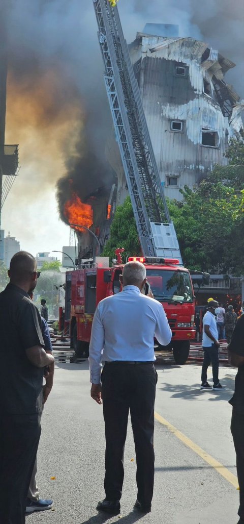 ތިން މިނިސްޓްރީއެއް ހިންގާ އިމާރާތުގައި ރޯވި ހާދިސާ