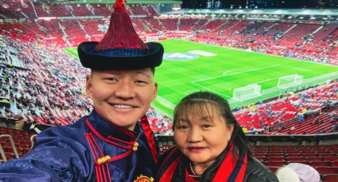 Manchester United ge match eh balan Mongolia in UK ah cycle gai!