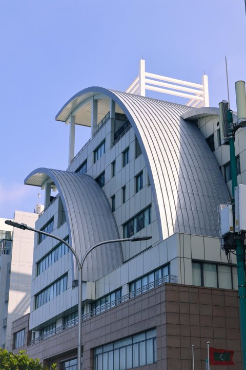 Kulee ge haradhu emme bodu thanthanuge emme kureegai Ambassy thah, 53 million!