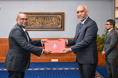 Hanimaadhoo dhaairaa ge kureege membaru Mujuthaz CSC ge membaru kamah ayyan koffi