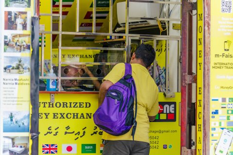 Kalhu baazaarugai agu bodu koh dollar vikkaanama 1 million ruffiyaa ge joorimanaa eh