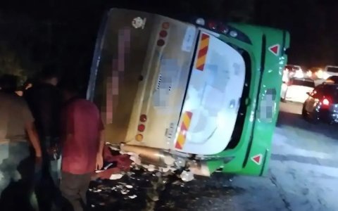 Malaysia gai bus akaai car eh jehi hingi accident gai 15 dharivarun maru vejje