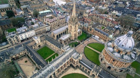 Oxford aai Cambridge in raajje ge dharivarunnah jaaga hoadhaidhenee