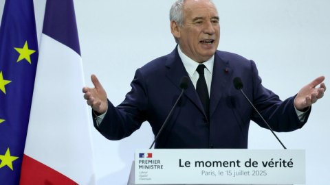 France ge maalee haalathu ragalhu kurumah sarukaaru bandhu dhuvasthah madhu kuranee