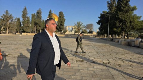 Ebbas vumaa hilaafuve yahoodhee minister aku Al Aqsa miskithugai alhukan koffi