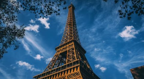 Anna aharu Paris ge mash'hooru Eiffel Tower nahthaalanee?