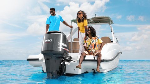 Dhiraagu in dhey  2 speed boat hoadhumuge furusath 2 guna kurumah baakee 3 dhuvas