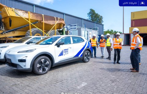 Inthikhaabaa dhimaakoh sarukaaruge taxi khidhumai fashan car thah genesfi