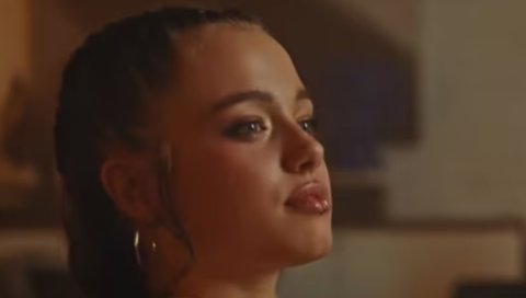 Brad aai Angelina ge dharifulhu Shiloh ge music video eh!