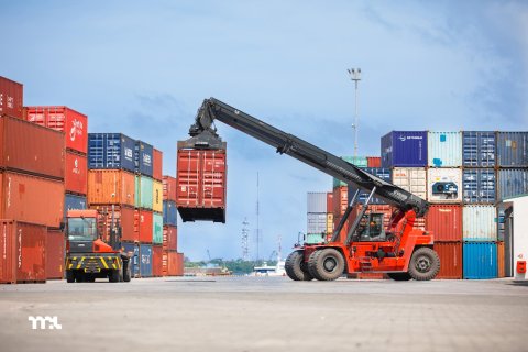 Lanka port gai thaashivi 4,000 container genesfi