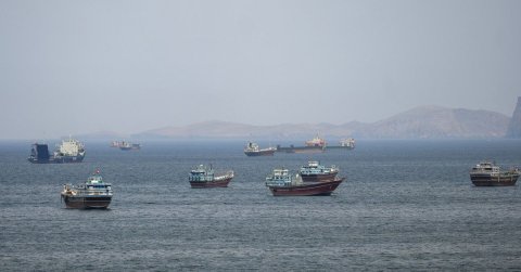 America ge navy in boat thakah dhin hamalaathakugai aammunge fas meehun maruvi: Iran