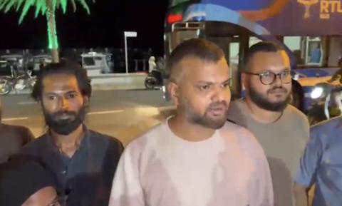 Reyge muzaaharaa in bandhukuri siyaasee hayyareen dhookohlaifi