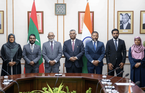 PNC 6 member ehge dhaairaa ah India High Commission in laptop thakeh hadhiyaa koffi