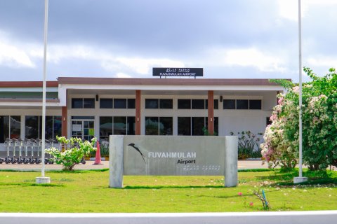 Fuvahmulaku airport ge runway light system ah massala eh dhimaave, airport bandhu