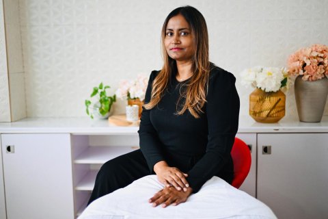 PEOPLE: Neo lifting Therapist  