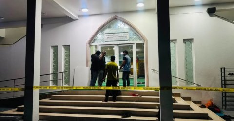 Azeeza miskithuge billoori gandu anekkaa ves thalhaalaifi