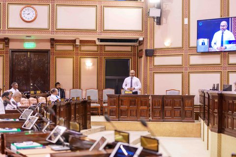 Yumnu vettunu haadhisaa ge thahugeegu gai ihumaaluvi fuluhunah fiyavalhu alhaifin: Ihusan