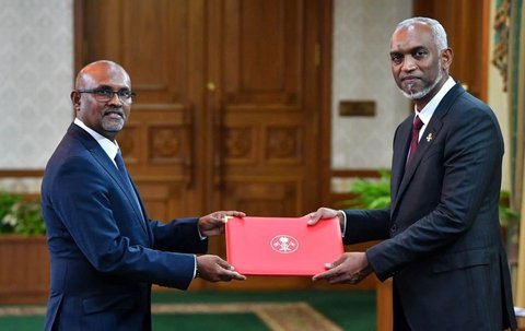 Raees ge tourism advisor ge maagaamun Khaleel isthiufaa dhevvaifi